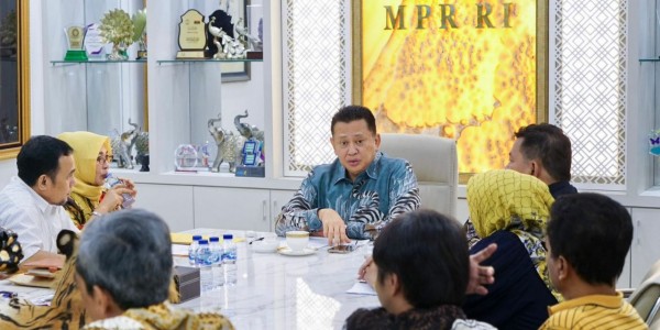 Serahkan BPKB Kendaraan Operasional Dapil 7 Jateng, Bamsoet Ajak Menangkan Partai Golkar di Pemilu 2024
