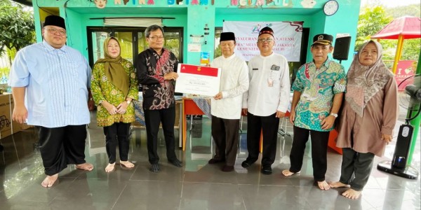 Perjuangkan Aspirasi Warga, HNW Salurkan Bantuan Bagi Penyandang Disabilitas