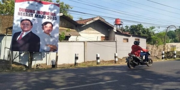 Bawaslu dan Kompolnas Didesak Usut Dugaan Aparat Pasang Baliho Prabowo-Gibran di Jatim