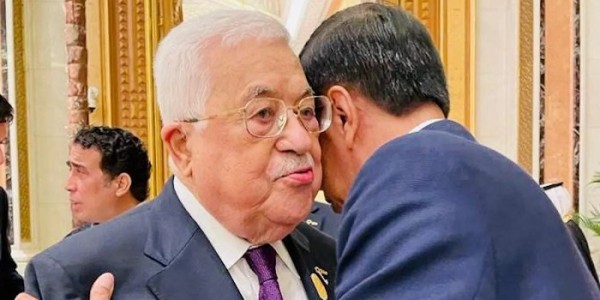 Rangkul Presiden Palestina, Jokowi Sampaikan Keprihatinan Mendalam Atas Peristiwa Gaza