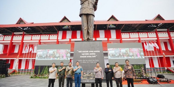 Resmikan Patung Hoegeng, Kapolri: Beliau Sosok Jujur dan Berani