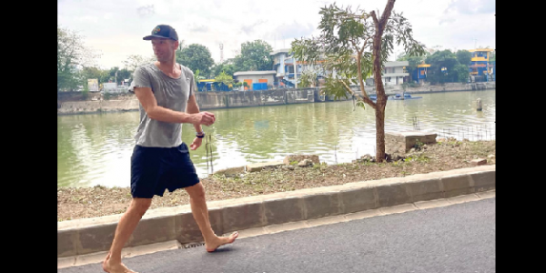 Jelang Konser Coldplay, Chris Martin Nyeker Sambil Jalan-jalan di Jakarta 