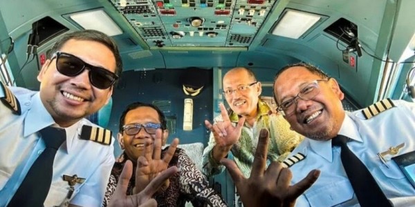Pilotnya Foto Pose 3 Jari Bareng Mahfud MD, Begini Respons Bos Garuda