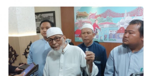 Ustaz Ba'asyir Kirim Surat Nasihat ke Prabowo Lewat Gibran