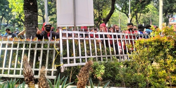 Buruh Rusak Pintu Gerbang Keluar Balai Kota DKI, Aksi Jadi Ricuh 