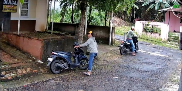 Aksi Dua Maling Motor Terekam CCTV di Ciampea, Bogor