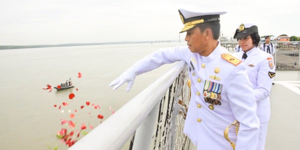 Dankodikopsla Kodiklatal Ikut Tabur Bunga di Selat Madura Jelang Hari Armada 2023