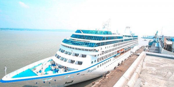 Cetak Sejarah, 2 Kapal Pesiar Sandar Bergantian di Tanjung Perak Selama 2 Hari