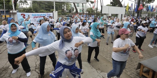 TKN Prabowo-Gibran Gelar Sabtu Biru Langit Ceria, Emak-emak Sambut Pemilu dengan Riang Gembira