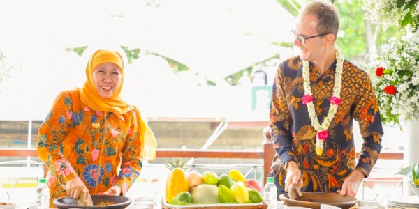 Momen Gubernur Khofifah Bersama Dubes Inggris Ngulek Rujak Manis dan Bahas Proyek Kereta SRRL
