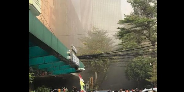 Kebakaran Blok M Square Bikin Pengunjung Berhamburan Keluar Mal