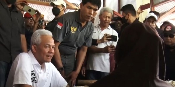 Ganjar Promosikan Produk Pengrajin Usaha Kecil