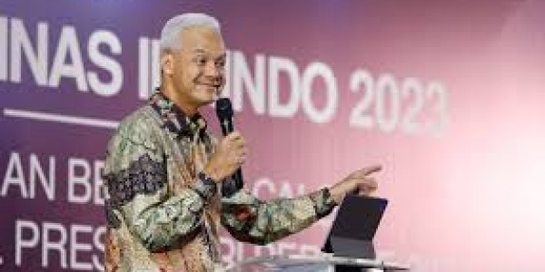 Ganjar Luncurkan Program Satu Keluarga Miskin Satu Sarjana, Warga: Doa Anak Saya Terkabulkan