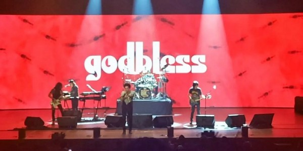 God Bless Menghentak TIM, Ahmad Albar Kenang Pertama Kali Tampil 50 Tahun Lalu