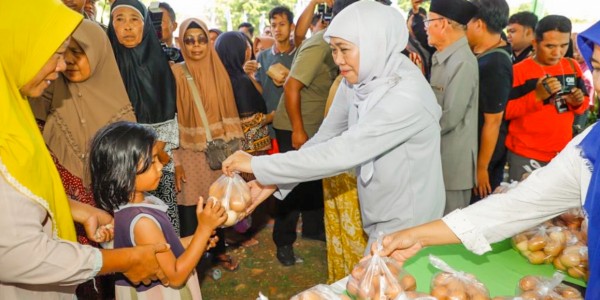 Salurkan Bansos dan Zakat di Sumenep, Khofifah: Upaya Kami Kuatkan Ekonomi Masyarakat Jatim