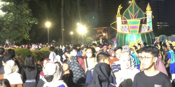 Masyarakat Padati Kawasan Monas Rayakan Malam Pergantian Tahun