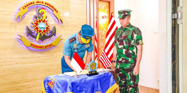 Dankodiklatal Terima Courtesy Call Pangkoarmada II Baru Laksda TNI Denih Hendrata