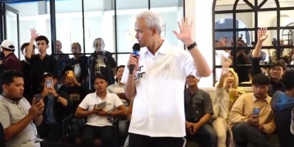 Nongkrong Bareng Gen Z dan Milenial Cilacap, Ganjar Beri Wejangan soal Kreativitas hingga Bonus Demografi