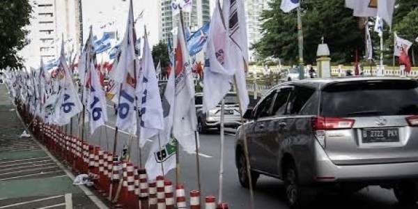 Bendera Parpol Dipasang di Stick Cone Jalur Sepeda, Netizen: Merusak Pemandangan