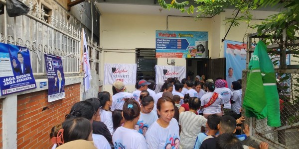 Laskar Trisakti 08 Gelar Bagi Susu dan Biskuit di Tambora dan Pejagalan