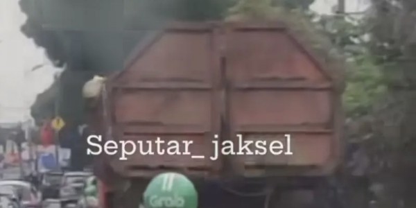 Pintu Belakang Truk Sampah DLH Hampir Copot, Begini Komentar Netizen