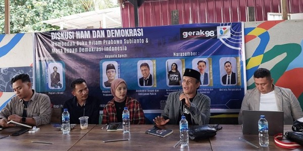 Bedah Buku Soal Catatan Kelam Reformasi 98 di Kota Padang Diwarnai Tengkar Argumen 