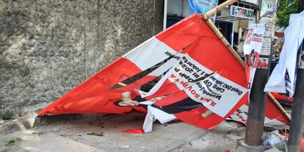 Lagi-lagi APK Makan Korban, Emak-emak Tertimpa Baliho Caleg PSI di Cakung, Jaktim