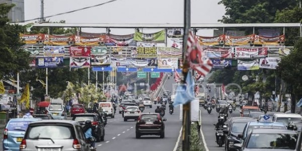 Marak APK Dipasang di JPO, Warga: Harusnya Terlihat Bagus, Jadi Berantakan