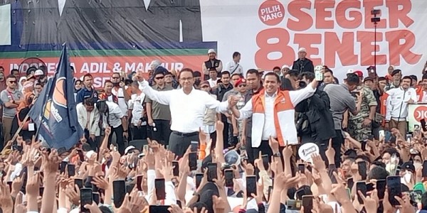 Apresiasi Massa Pendukung Tetap Bertahan Meski Diguyur Hujan, Anies Baswedan: Purwakarta Dahsyat! 