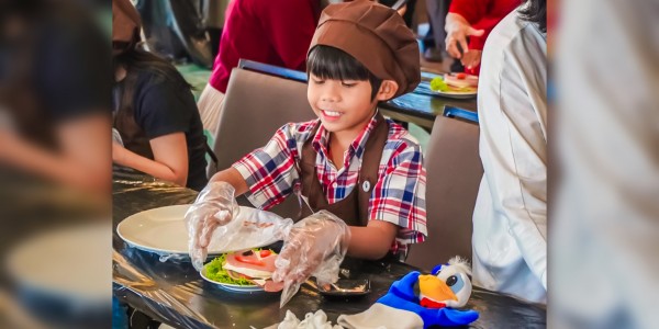 Whiz Luxe Hotel Spazio Surabaya Gelar Kids Cooking Class “Lunar Sandwich”