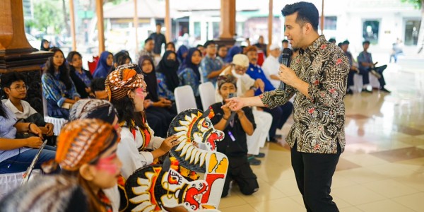 Wagub Emil Ajak Pemuda Jatim Lestarikan Budaya Daerah Lewat Musik dan Kuliner