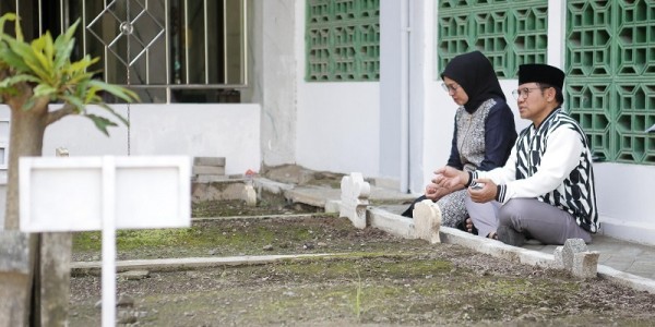 Hari Tenang, Cak Imin Ziarah Makam Mbah Wahab dan Mbah Bisri