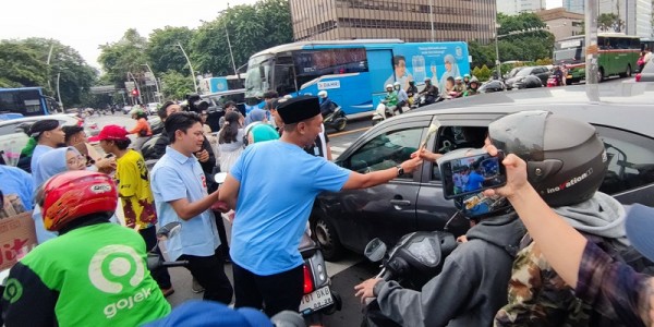 Prabowo-Gibran Unggul di Quick Count, TKN Fanta Bagikan Cokelat dan Bunga ke Masyarakat 