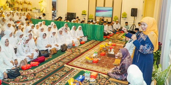 Gelar Pengajian Bersama Syaikh Fadhil Al Jailani, Khofifah: Sebarkan Tasawuf Penuh Kesejukan