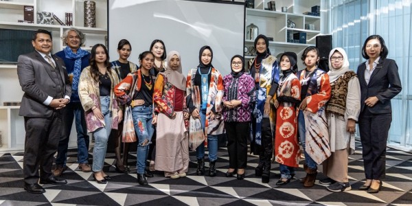 Hotel Ciputra World Surabaya Tampilkan Hasil Karya Anak Disabilitas di Hari Perempuan Internasional