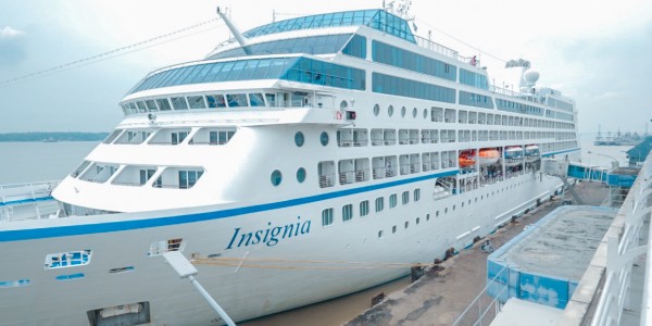 Perdana! Kapal Pesiar MV. Insignia Sandar Pelabuhan Tanjung Perak