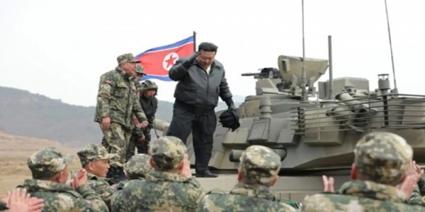 Kim Jong Un Pamerkan 'Tank Terkuat' di Dunia