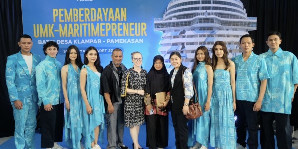 Pelindo Sambut Kapal Pesiar Seven Seas Mariner dengan Pagelaran Busana dan Pameran Batik