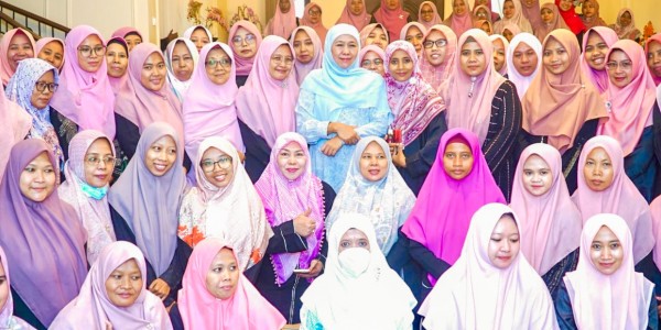 Khofifah Gelar Khataman Bersama 100 Hafidzhoh, Ajak Perbanyak Tadarrus Al Qur'an di Bulan Ramadan