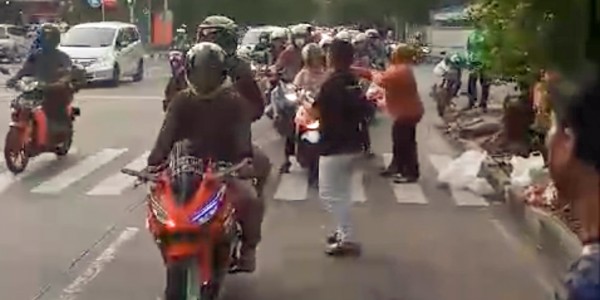 Hari Kelima Ramadan, MAKI Jatim Bagikan Takjil 500 Sirup Hingga 500 Pack Kurma di Surabaya