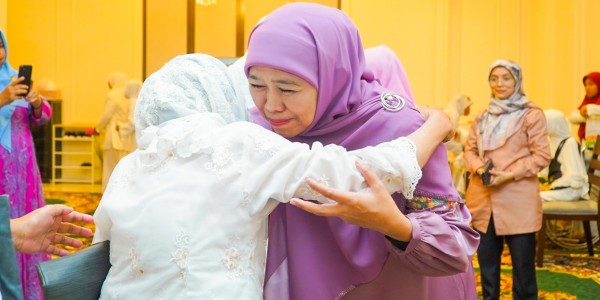Khofifah Santuni Ratusan Lansia Dhuafa, Dapat Ijazah dan Doa dari Syekh M Fadhil Al Jailani