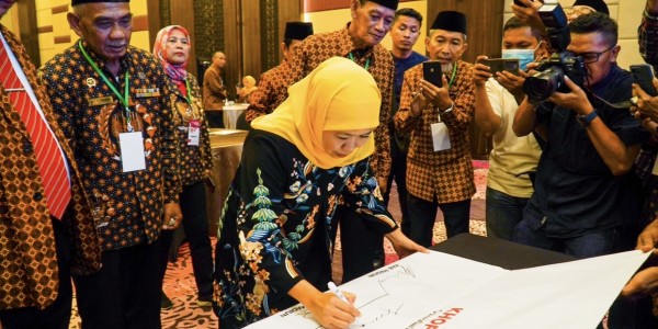 DHD 45 Bubuhkan Tanda Tangan Dukungan untuk Khofifah Maju Kembali di Pilgub Jatim 2024