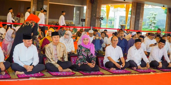 Buka Bersama dengan KADIN Jatim, Khofifah Ajak Masyarakat Semangat Jemput Lailatul Qadar