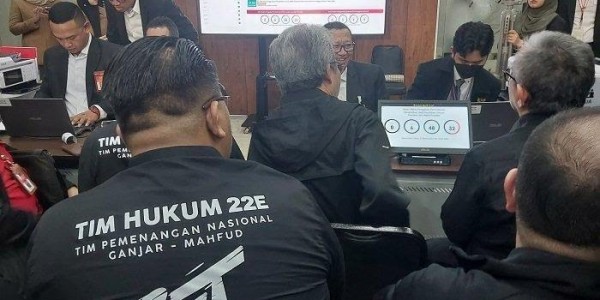 TPN Ganjar-Mahfud Resmi Daftarkan Gugatan PHPU ke MK