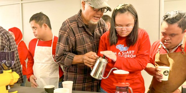 Keseruan Anak-anak Down Syndrome Belajar Buat Kopi di Java Paragon Hotel & Residence Surabaya