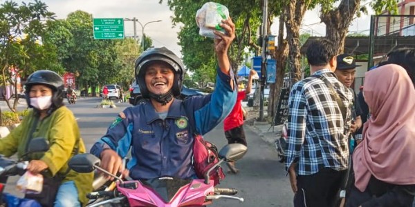 Movie Club Community Bagikan Ratusan Paket Takjil di Surabaya
