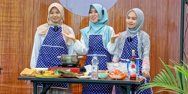 Trio Ustadzah Mudipat Demo Masak Takjil, Bikin Es Sekrim dan Norilati