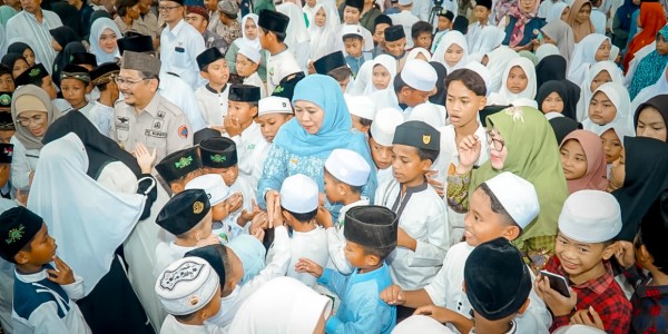 Santuni 1000 Anak Yatim se-Kabupaten Pasuruan, Khofifah: Mari Berlomba-lomba Dapatkan Laitul Qadr