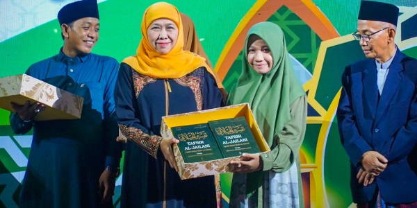 Bagikan Tafsir Al-Jailani, Khofifah Ajak GenZi jadi Generasi yang Cinta dan Amalkan Al-Qur’an