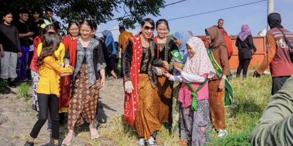 Mercure Surabaya Grand Mirama dan Tunas Hijau Bahu-membahu Bersihkan Pantai di Hari Kartini